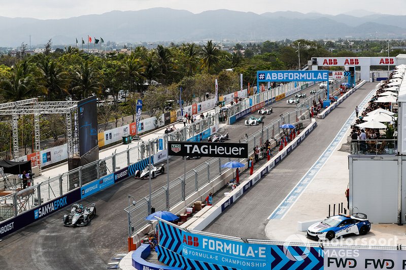 Le monoposto nel giro di formazione