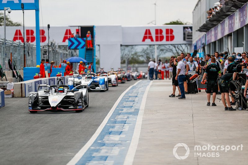 Oliver Rowland, Nissan e.Dams, Nissan IMO1, Antonio Felix da Costa, BMW I Andretti Motorsports, BMW iFE.18, percorrono la pitlane