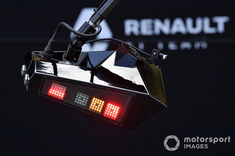 Renault pit lane lights display orange and red