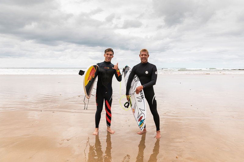 Pierre Gasly, Red Bull Racing, va a fare surf con la leggenda del surf Mick Fanning