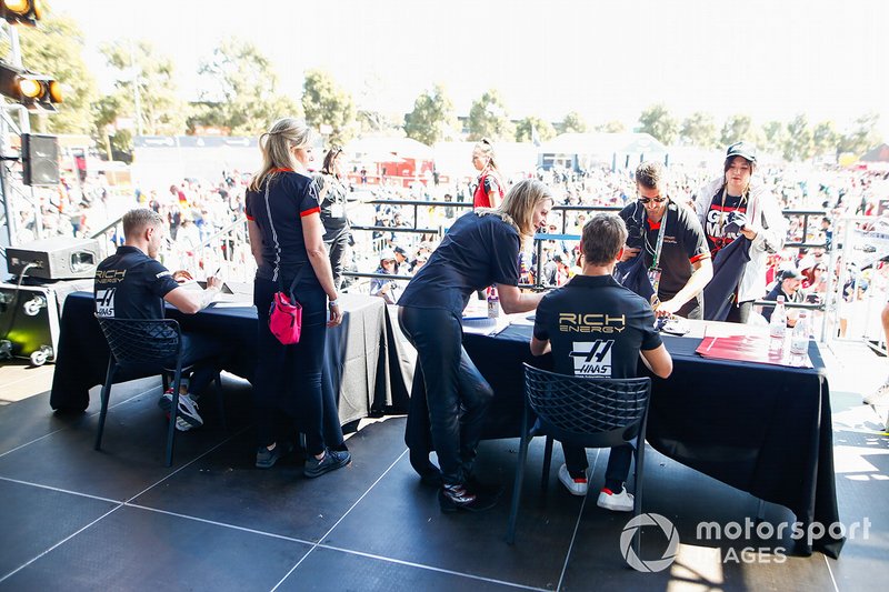 Romain Grosjean, Haas F1 Team e Kevin Magnussen, Haas F1 Team, firmano autografi ai tifosi