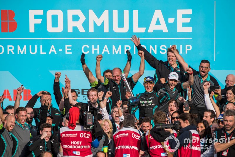 Mitch Evans, Panasonic Jaguar Racing, 1st position, celebrates with the team