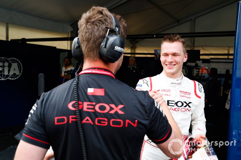 Maximilian Gunther, Dragon Racing, celebra con un miembro del equipo