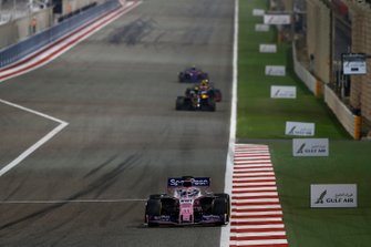 Sergio Perez, Racing Point RP19, voor Kevin Magnussen, Haas F1 Team VF-19, en Pierre Gasly, Red Bull Racing RB15