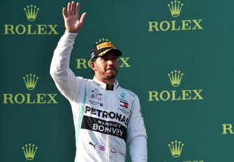 Le deuxième, Lewis Hamilton, Mercedes AMG F1, sur le podium