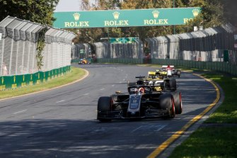 Romain Grosjean, Haas F1 Team VF-19, voor Nico Hulkenberg, Renault R.S. 19