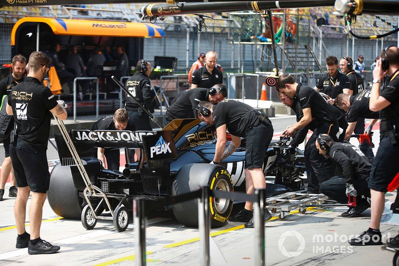 Kevin Magnussen, Haas F1 Team VF-19, in the pits