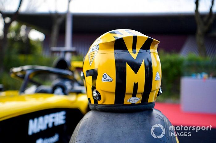 El casco de Nico Hulkenberg, del equipo Renault F1, posa en un coche