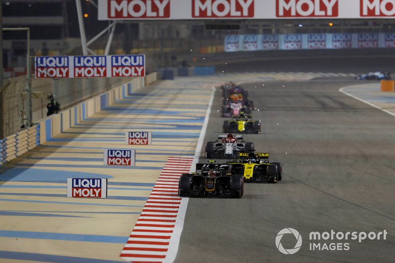 Kevin Magnussen, Haas F1 Team VF-19, precede Daniel Ricciardo, Renault R.S.19, Kimi Raikkonen, Alfa Romeo Racing C38, e Nico Hulkenberg, Renault R.S. 19