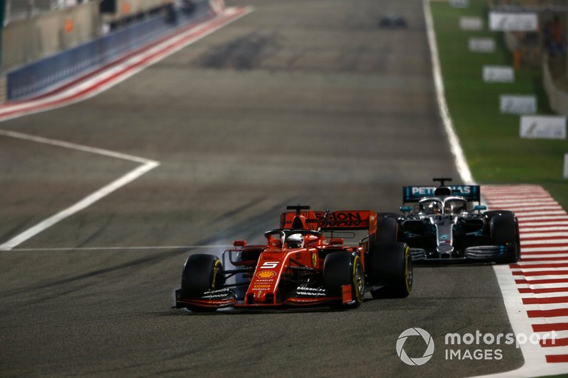 Sebastian Vettel, Ferrari SF90, precede Lewis Hamilton, Mercedes AMG F1 W10