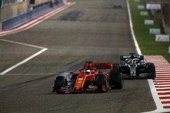 Sebastian Vettel, Ferrari SF90, Lewis Hamilton, Mercedes AMG F1 W10