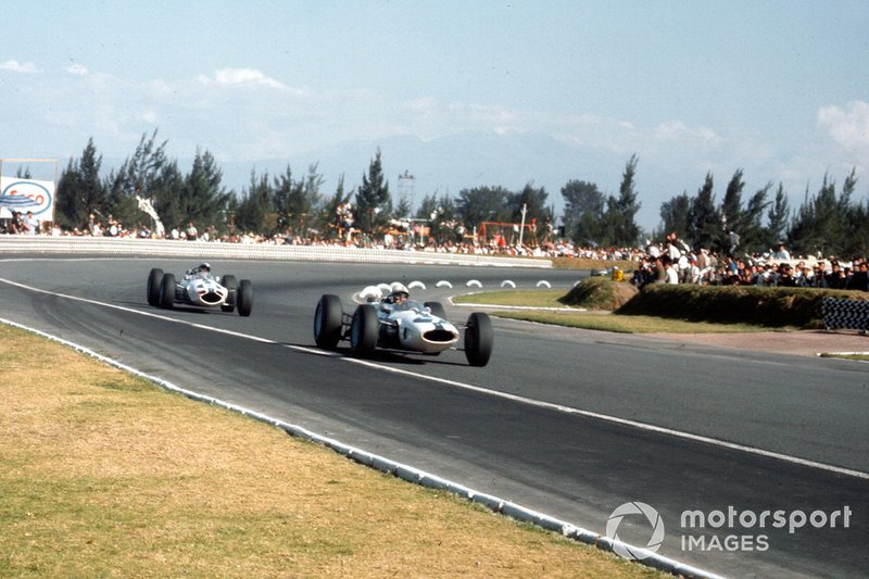 John Surtees leads Lorenzo Bandini, NART Ferrari 158