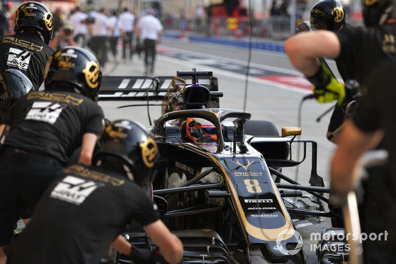 Romain Grosjean, Haas F1 Team VF-19, ai box