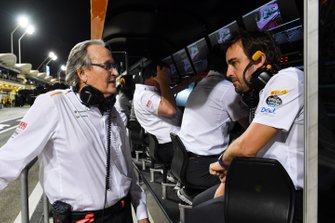 Mansour Ojjeh, McLaren sahiplerinden biri ve Fernando Alonso, McLaren pit duvarı