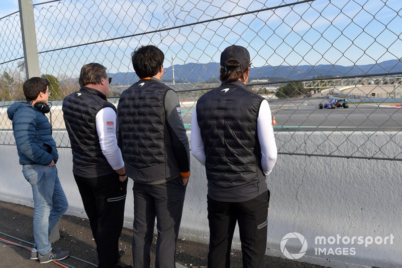Zak Brown, PDG de McLaren Racing, Carlos Sainz Jr., McLaren et Fernando Alonso en bord de piste
