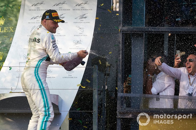 Valtteri Bottas, Mercedes AMG F1, vincitore, spruzza lo champagne