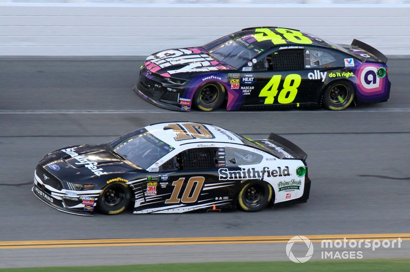Aric Almirola, Stewart-Haas Racing, Ford Mustang Smithfield Jimmie Johnson, Hendrick Motorsports, Chevrolet Camaro Ally