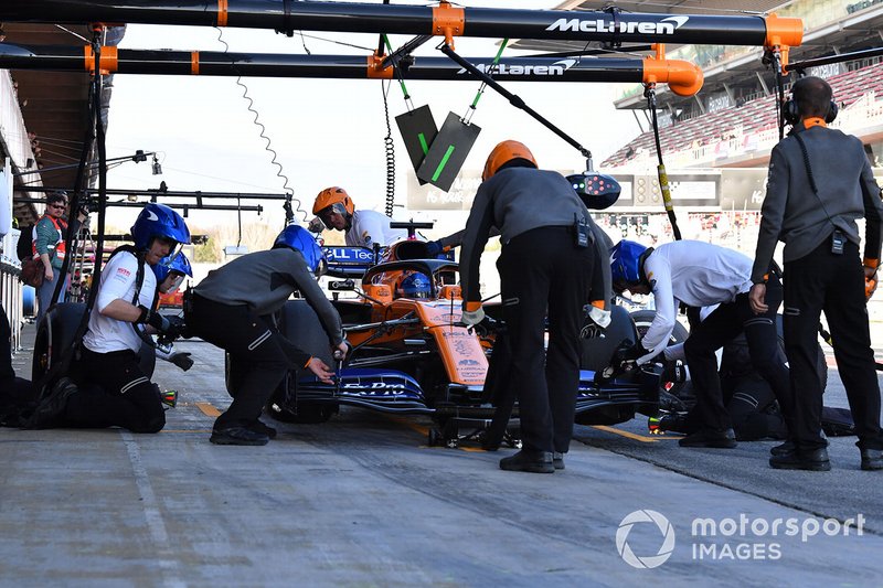 Carlos Sainz Jr., McLaren MCL34, hace un pit stop
