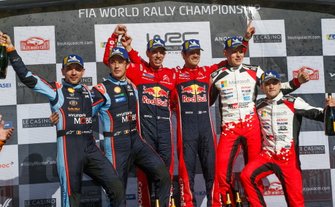 Podium : les vainqueurs Sébastien Ogier, Julien Ingrassia, Citroën World Rally Team Citroen C3 WRC, les deuxièmes Thierry Neuville, Nicolas Gilsoul, Hyundai Motorsport Hyundai i20 Coupe WRC, les troisièmes Ott Tänak, Martin Järveoja, Toyota Gazoo Racing WRT Toyota Yaris WRC