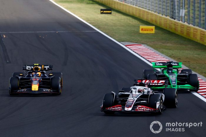 Kevin Magnussen, Haas VF-24, Valtteri Bottas, Stake F1 Team Kick Sauber C44, Sergio Perez, Red Bull Racing RB20