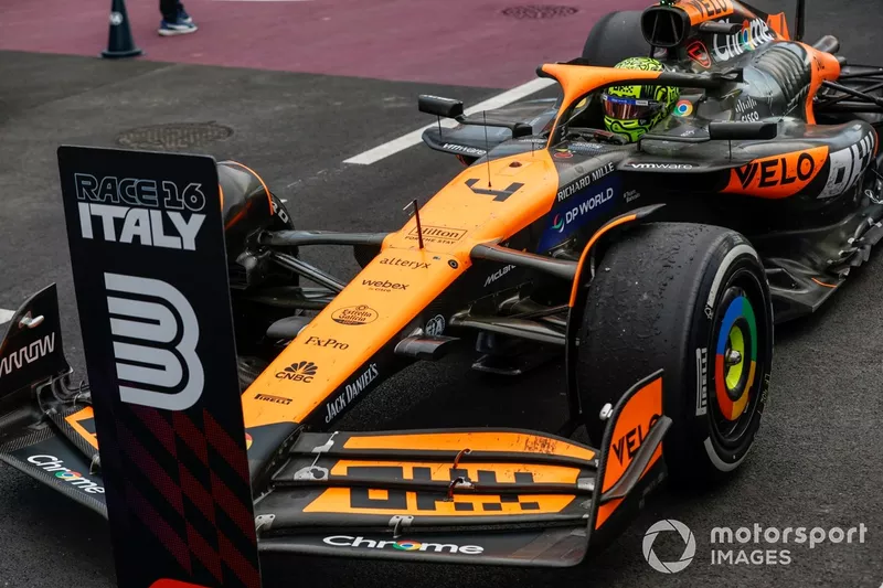 Lando Norris, McLaren MCL38, 3ème position, arrive au Parc Ferme