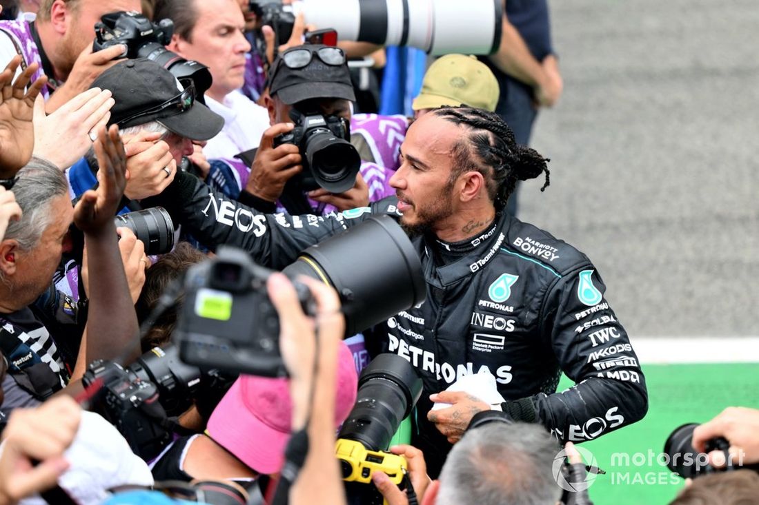 Lewis Hamilton, Mercedes-AMG F1 Team, 3. miejsce, świętuje z kolegą z zespołu w Parc Ferme 