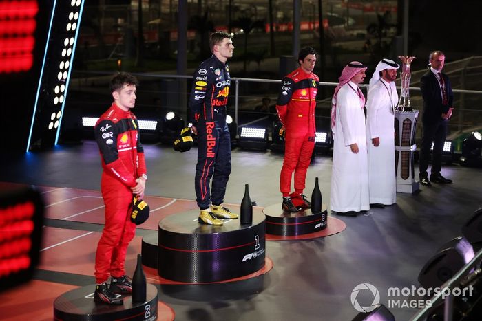 Charles Leclerc, Ferrari, segundo; Max Verstappen, Red Bull Racing, ganador; Carlos Sainz Jr., Ferrari, tercero, en el podio