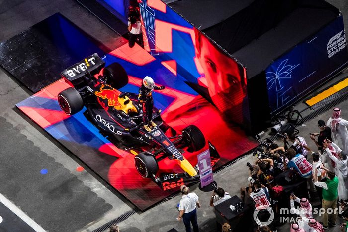 Ganador Max Verstappen, Red Bull Racing RB18, celebra en Parc Ferme