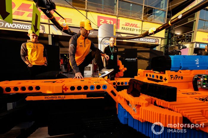 Daniel Ricciardo, McLaren, Lando Norris, McLaren, con un coche de Lego