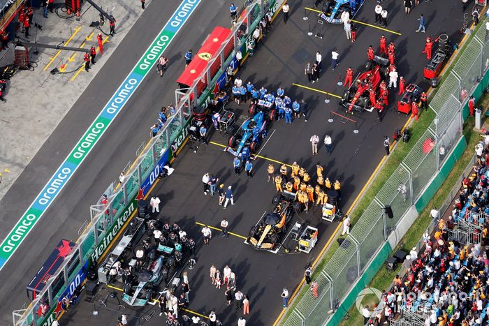 Una vista aérea de la concurrida parrilla previa a la carrera