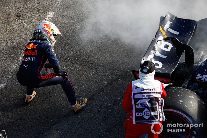 Max Verstappen, de Red Bull Racing, se retira de la carrera y un comisario asiste un incendio