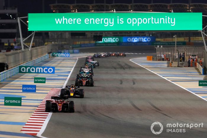 Charles Leclerc, Ferrari F1-75, Max Verstappen, Red Bull Racing RB18, Carlos Sainz Jr., Ferrari F1-75, Lewis Hamilton, Mercedes W13 al inicio