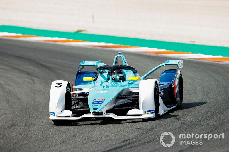 23º Oliver Turvey, NIO 333, NIO FE-005 (1:16.568)
