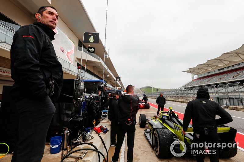 Max Papis observes Charlie Kimball, A.J. Foyt Enterprises Chevrolet