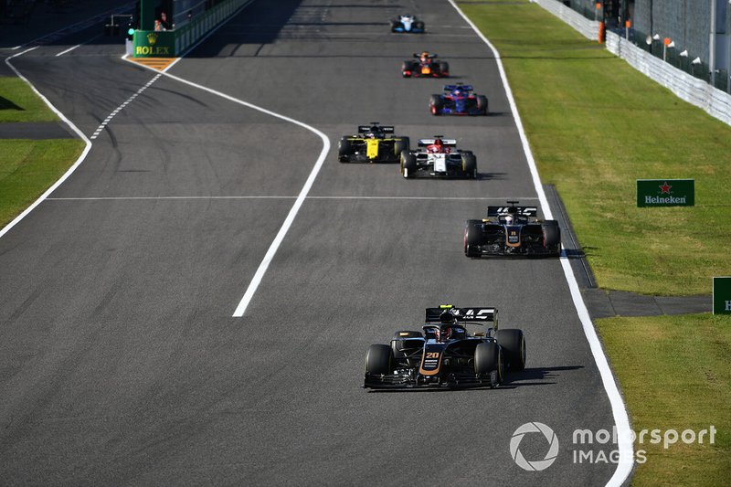 Kevin Magnussen, Haas F1 Team VF-19, precede Romain Grosjean, Haas F1 Team VF-19, Kimi Raikkonen, Alfa Romeo Racing C38, e Daniel Ricciardo, Renault F1 Team R.S.19