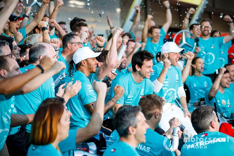 El equipo Mercedes celebra su sexto Mundial de constructores consecutivo
