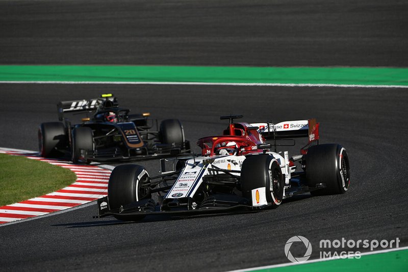 Kimi Raikkonen, Alfa Romeo Racing C38, y Kevin Magnussen, Haas F1 Team VF-19