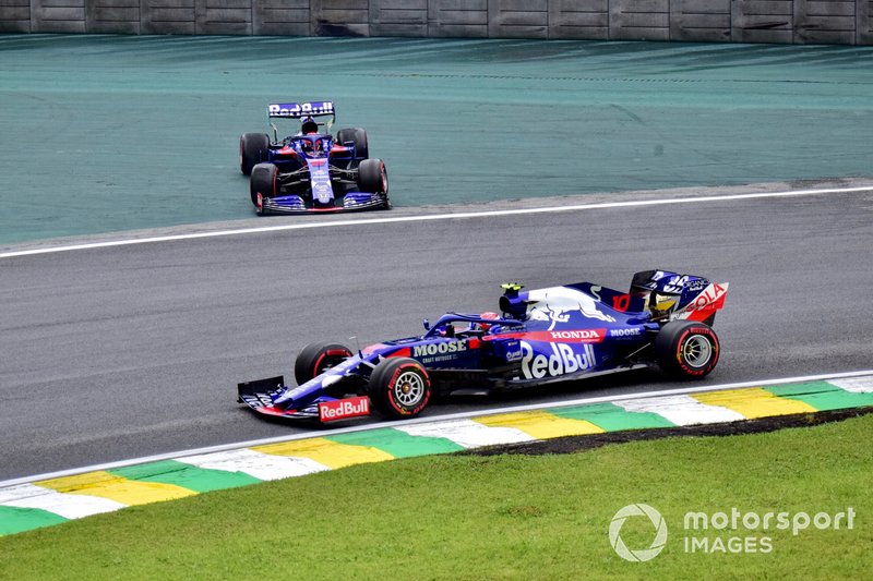 Daniil Kvyat, Toro Rosso STR14, en tête-à-queue devant Pierre Gasly, Toro Rosso STR14