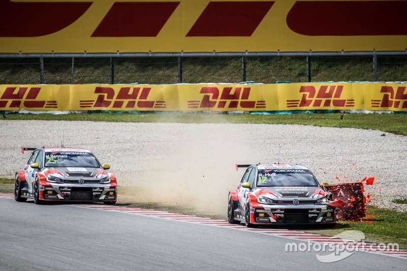 Rob Huff, SLR VW Motorsport Volkswagen Golf GTI TCR touched the tire wall