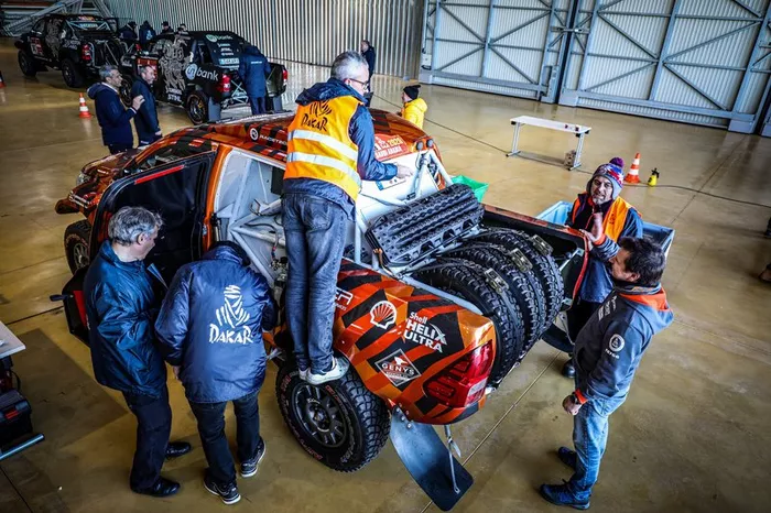 Verificaciones en Paul Ricard antes del embarque del Dakar 2020