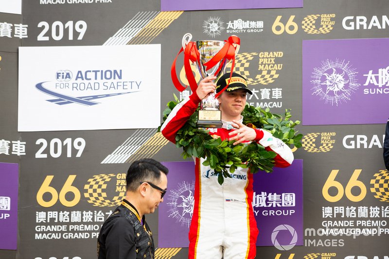 Podio: il secondo classificato Robert Shwartzman, SJM Theodore Racing by Prema