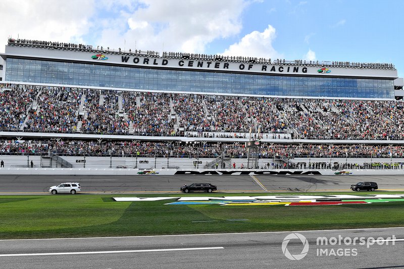 President Donald J. Trump da una vuelta al circuito en la Daytona 500