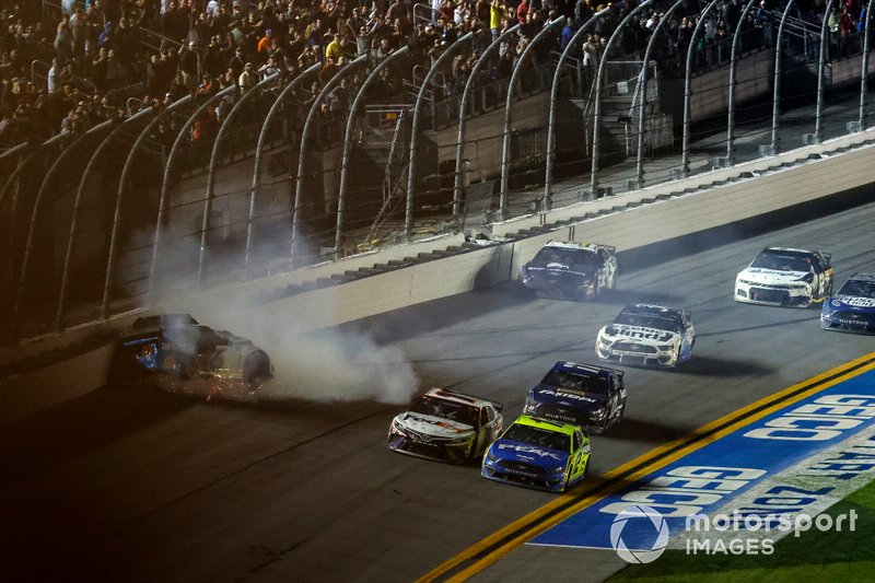Accidente de la última vuelta Ryan Newman, Roush Fenway Racing, Ford Mustang Koch Industries, Ryan Blaney, Team Penske, Ford Mustang Menards / Peak, Denny Hamlin, Joe Gibbs Racing, Toyota Camry FedEx Express