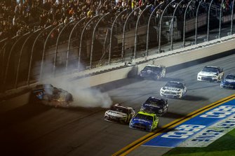 Last Lap. Ryan Newman, Roush Fenway Racing, Ford Mustang Koch Industries, crash, Ryan Blaney, Team Penske, Ford Mustang Menards / Peak, Denny Hamlin, Joe Gibbs Racing, Toyota Camry FedEx Express