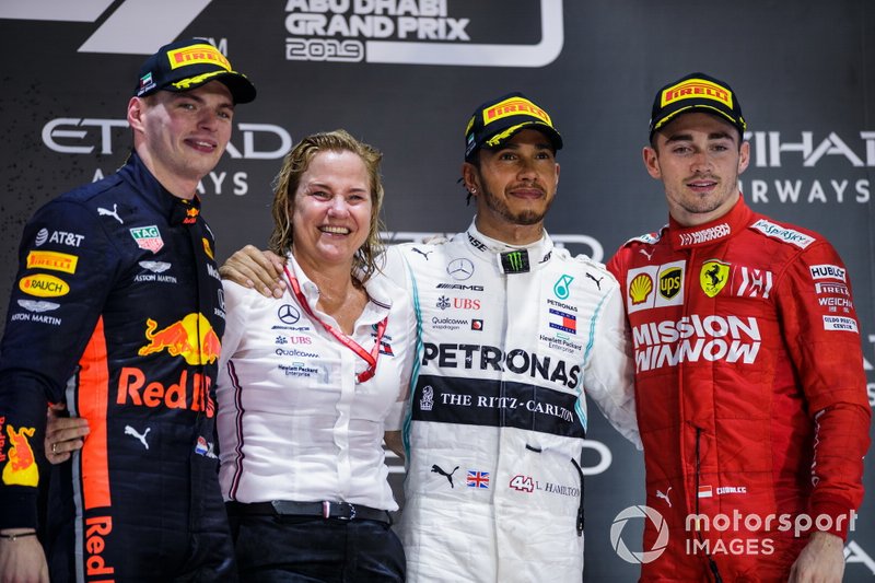 Podio: segundo lugar Max Verstappen, Red Bull Racing, la representante de Mercedes Britta Seeger, ganador de la carrera Lewis Hamilton, Mercedes AMG F1, y el tercer lugar Charles Leclerc, Ferrari