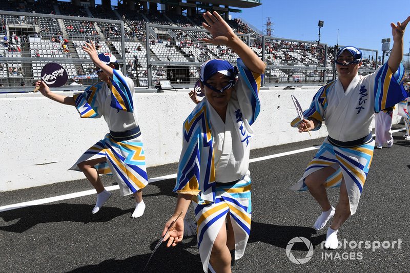 A performance on the grid as part of the pre race build up