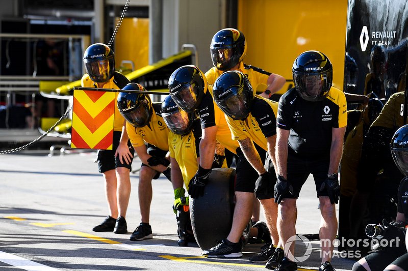 Prova di pit stop con la Renault R.S.19