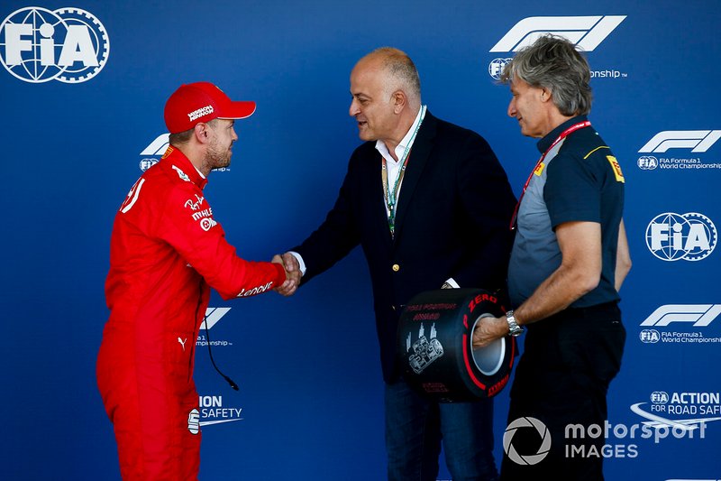 Sebastian Vettel, Ferrari con el premio Pirelli Pole Position Award