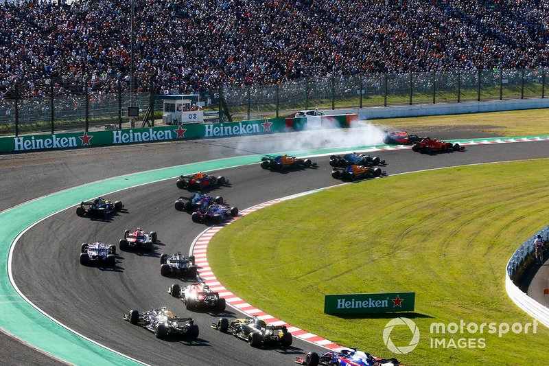 Max Verstappen, Red Bull Racing RB15 trompea después de tocarse con Charles Leclerc, Ferrari SF90