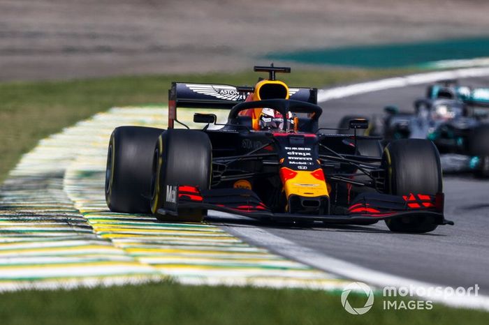 Max Verstappen, Red Bull Racing RB15 precede Lewis Hamilton, Mercedes AMG F1 W10 